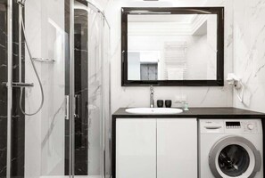 Douche, séchoir à cheveux, serviettes fournies, shampooing