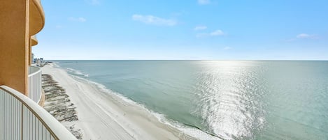 Plage, planche à voile, kayak, navigation en bateau à moteur