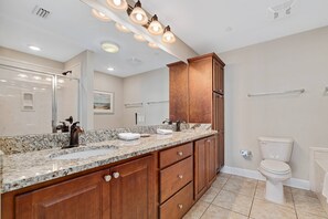 Combined shower/bathtub, jetted bath, towels, shampoo