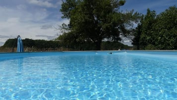 Kolam renang outdoor musiman