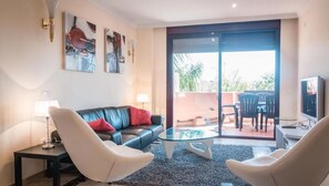 Een televisie en een tafeltennistafel