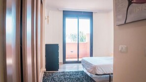 2 slaapkamers, een strijkplank/strijkijzer, internet, beddengoed