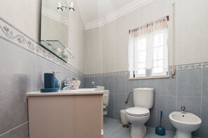 Baignoire, sèche-cheveux, serviettes fournies