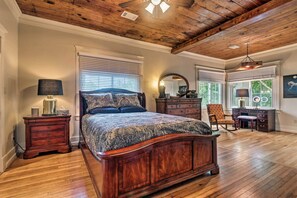 2 bedrooms, pillowtop beds, desk, iron/ironing board - Spacious & Updated 1920's HSNP Craftsmen Home (Hot Springs)