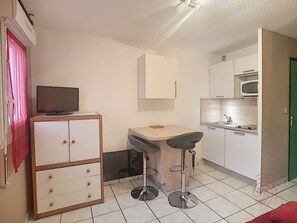 Een koelkast, een microgolfoven, een oven, een kookplaat