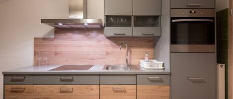 Kühlschrank, Mikrowelle, Ofen, Herdplatte