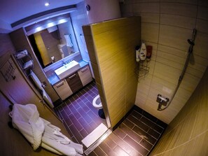 淋浴設備、免費盥洗用品、吹風機、拖鞋