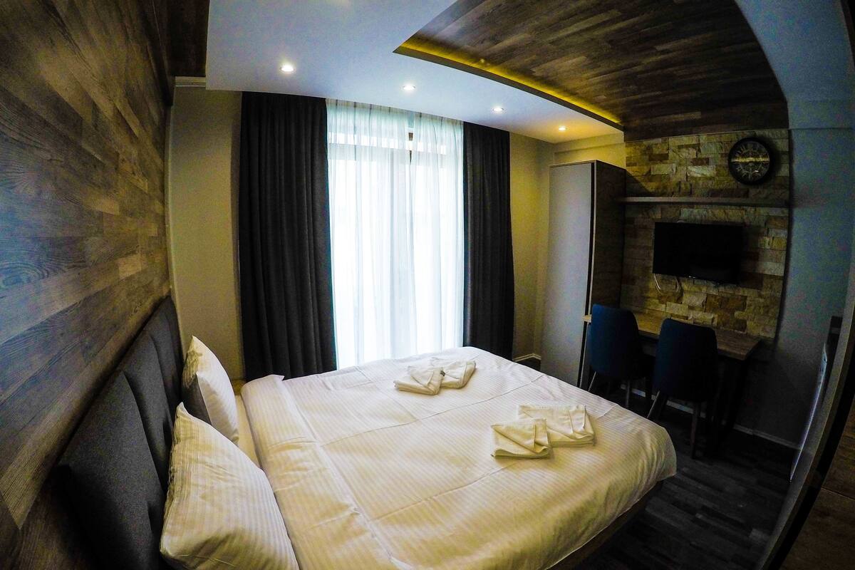 Studio, 1 Queen Bed | Soundproofing, WiFi (free), individually decorated