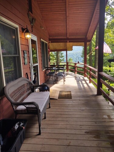 Eagles Nest Cottage- Pet Friendly with amazing views