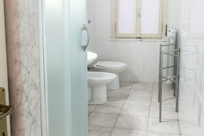 Douche, bidet, serviettes fournies