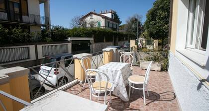 N050 - Numana, three-room apartment in the center with porch and parking space