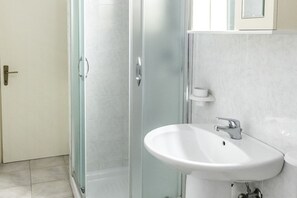 Shower, bidet, towels