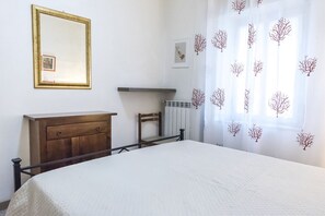 2 bedrooms, bed sheets - N050 - Numana, three-room apartment in the center with porch and parking space (Numana)