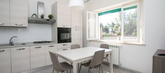 N050 - Numana, treroms leilighet i sentrum med veranda og parkeringsplass