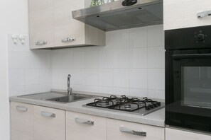 Fridge, oven - N050 - Numana, three-room apartment in the center with porch and parking space (Numana)