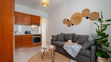 高級公寓, 多張床, 海景 | 起居區 | 32-吋平面電視、數位頻道、電漿電視