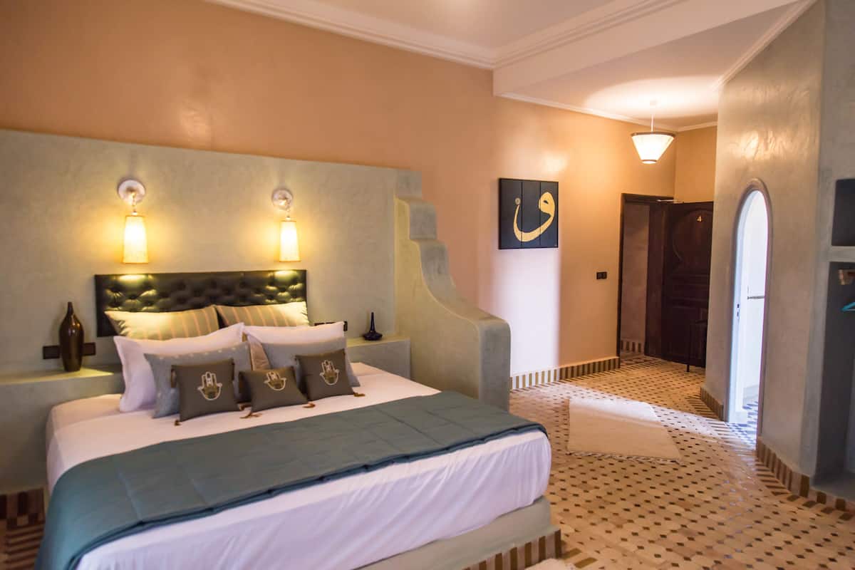 Standard Suite, 1 King Bed, Non Smoking, Pool View