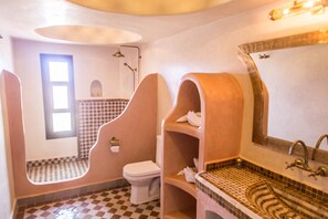 Deluxe Suite | Bathroom | Shower, rainfall showerhead, free toiletries, hair dryer - Riad Azawad (Taouz)