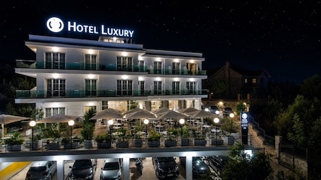 Fachada de la propiedad por la tarde o noche. Hotel Luxury