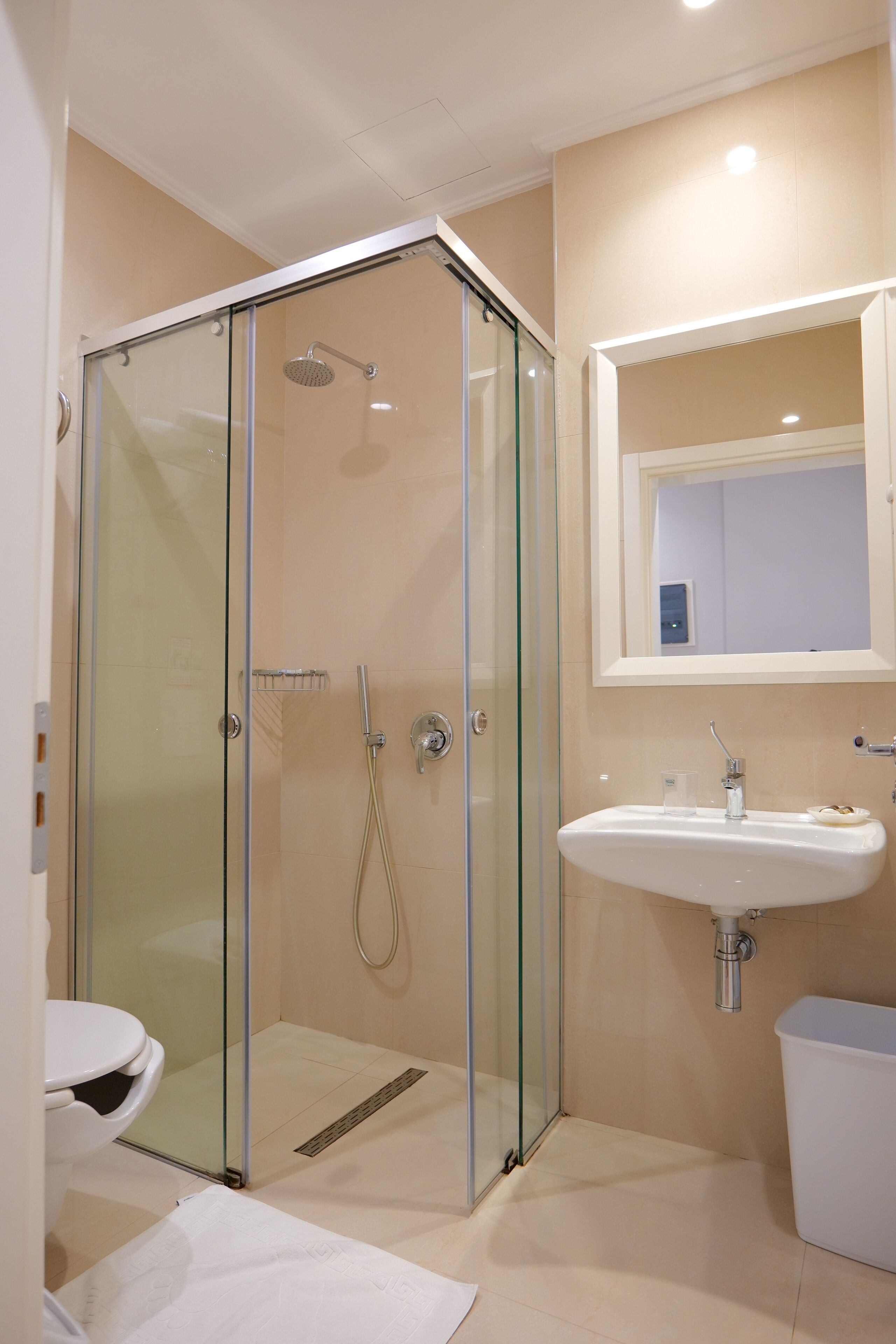 double room, balcony, ground floor | bathroom | shower, rainfall showerhead, free toiletries, hair dryer