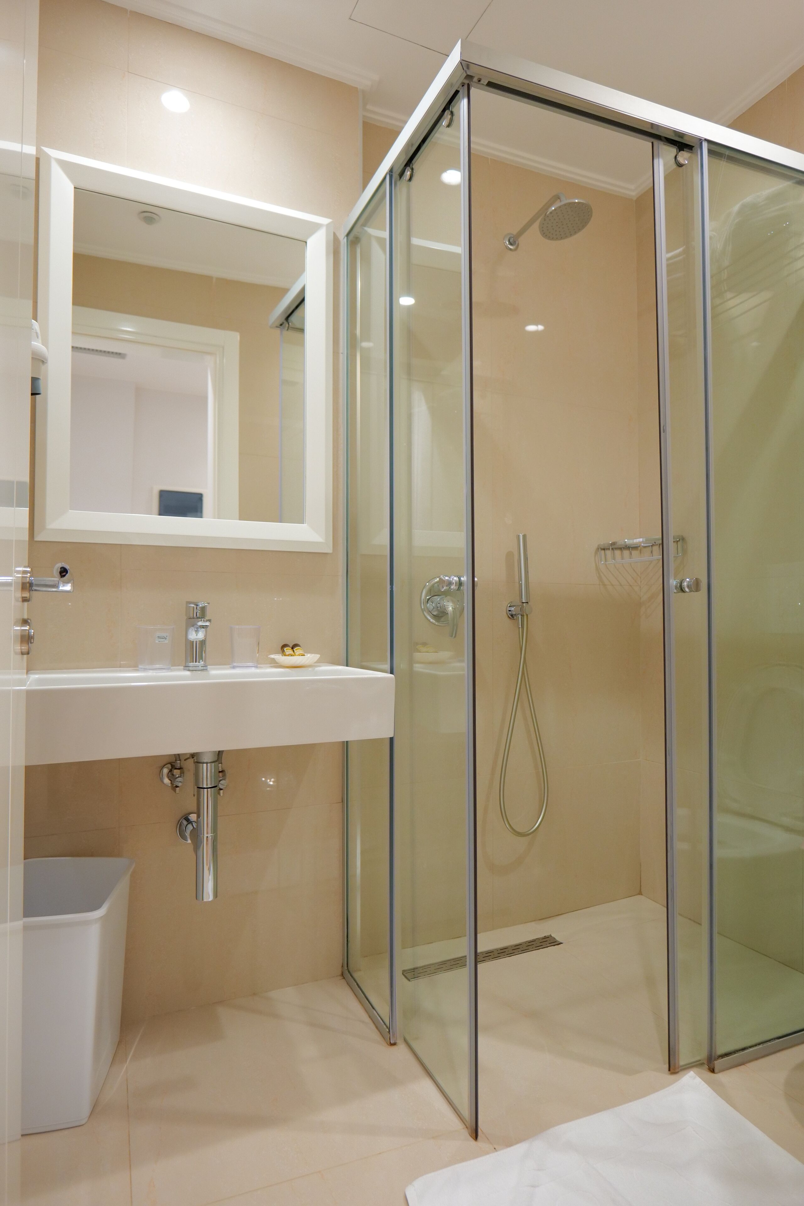 deluxe double room, balcony | bathroom | shower, rainfall showerhead, free toiletries, hair dryer
