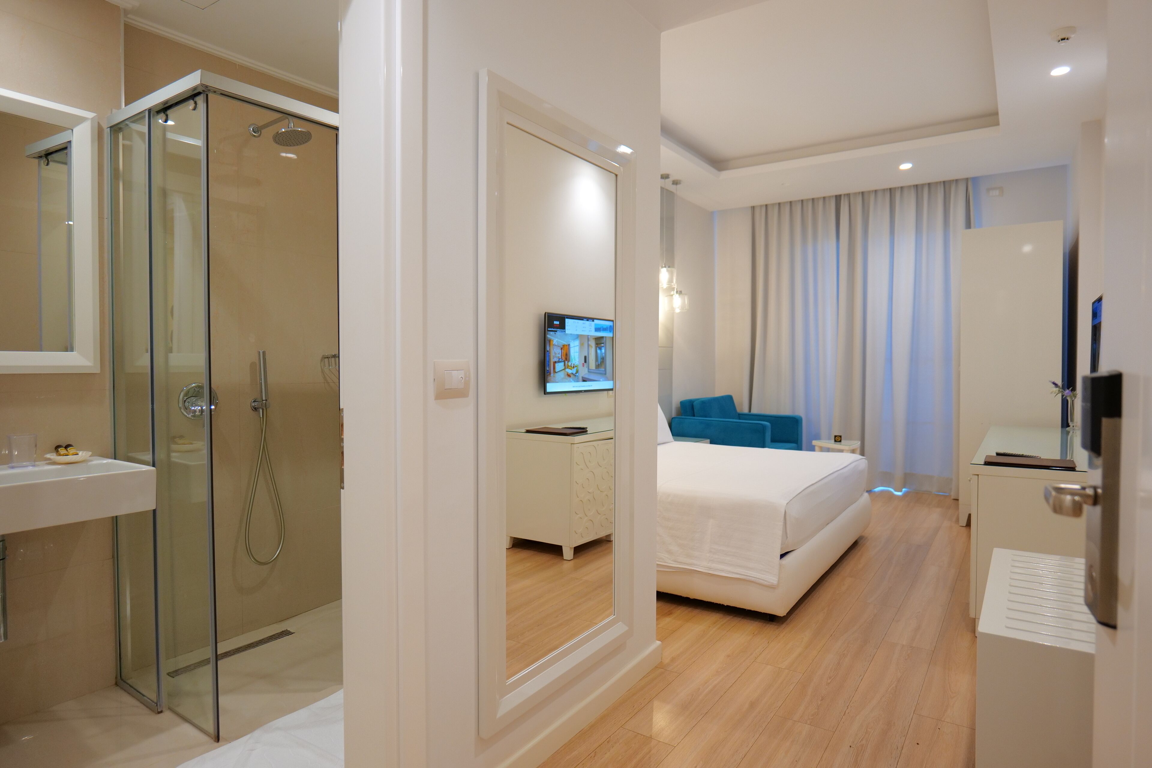 deluxe double room, balcony | 1 bedroom, minibar, in-room safe, individually furnished