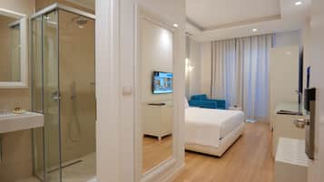 Deluxe-Doppelzimmer, Balkon | Minibar, Zimmersafe, individuell eingerichtet, Schreibtisch
