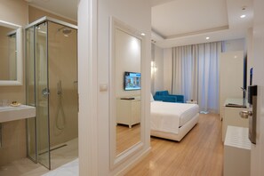 Deluxe Double Room, Balcony | Minibar, in-room safe, individually furnished, desk - Hotel Luxury (Ksamil)