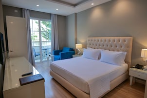 Minibar, caja de seguridad en la habitación y muebles diferentes