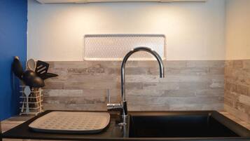 Réfrigérateur, micro-ondes, plaque de cuisson, cafetiÚre/bouilloire