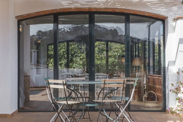 Outdoor dining - Family Villa - Pals with a private pool and panoramic sea views (Pals)