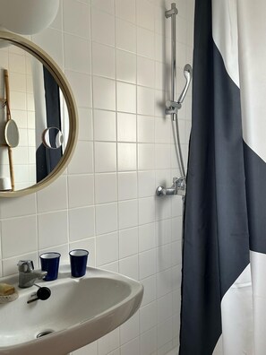 Dusche, Haartrockner, Handtücher