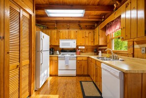 Private kitchen - Cozy Cabin, Pet Friendly, Close to Town, Great Mountain Getaway for Relaxation (Morganton)