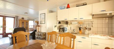 Réfrigérateur, micro-ondes, lave-vaisselle, cafetière/bouilloire