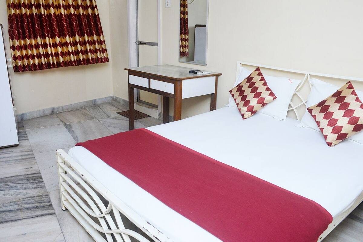Roupas de cama premium, escrivaninha, cortinas blackout