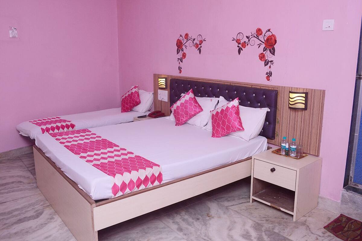 Quarto casal superior | Roupas de cama premium, escrivaninha, cortinas blackout