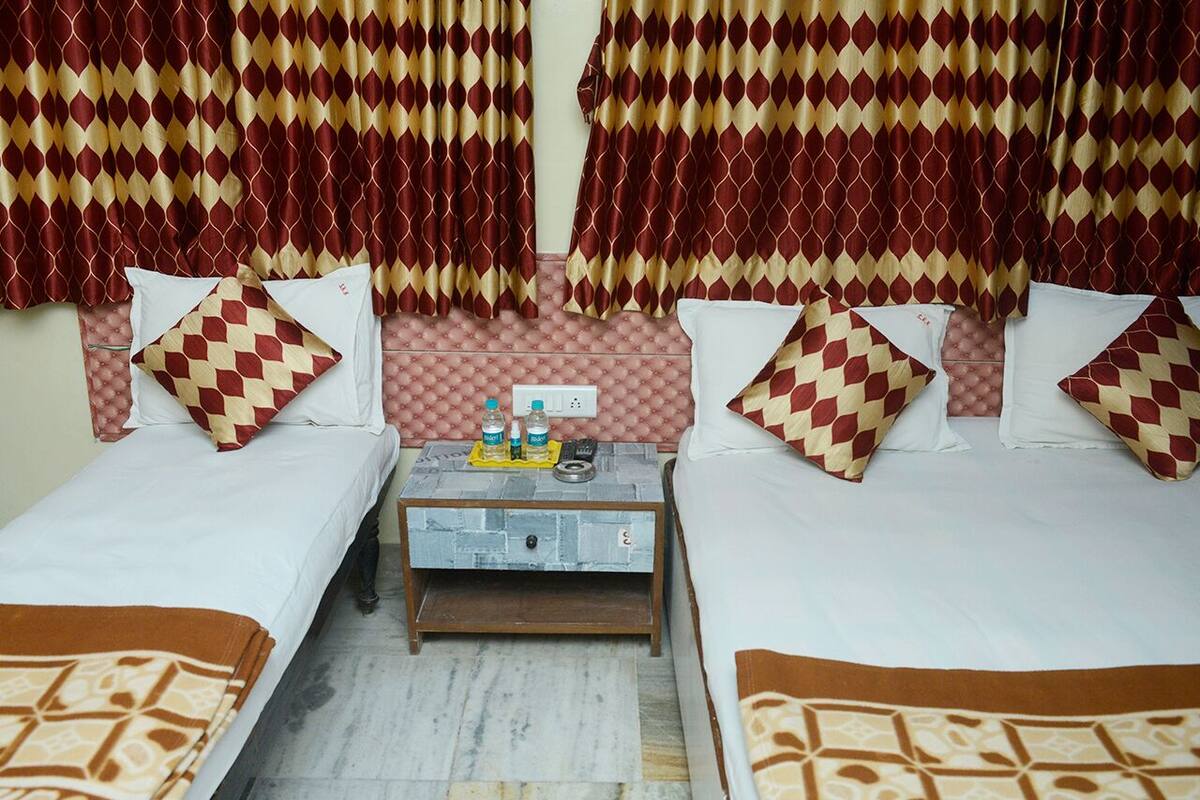 Quarto triplo luxo | Roupas de cama premium, escrivaninha, cortinas blackout
