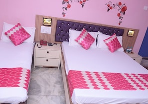 Roupas de cama premium, escrivaninha, cortinas blackout