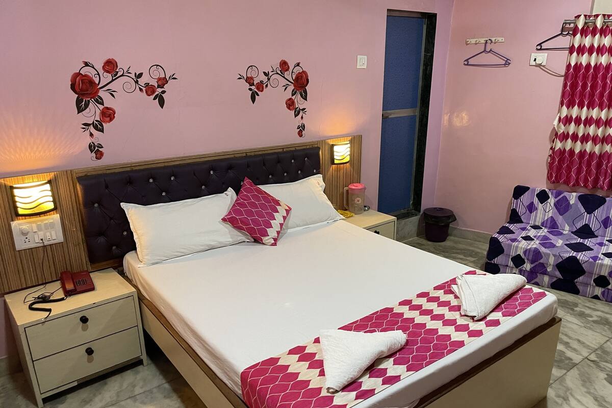 Quarto triplo superior | Roupas de cama premium, escrivaninha, cortinas blackout