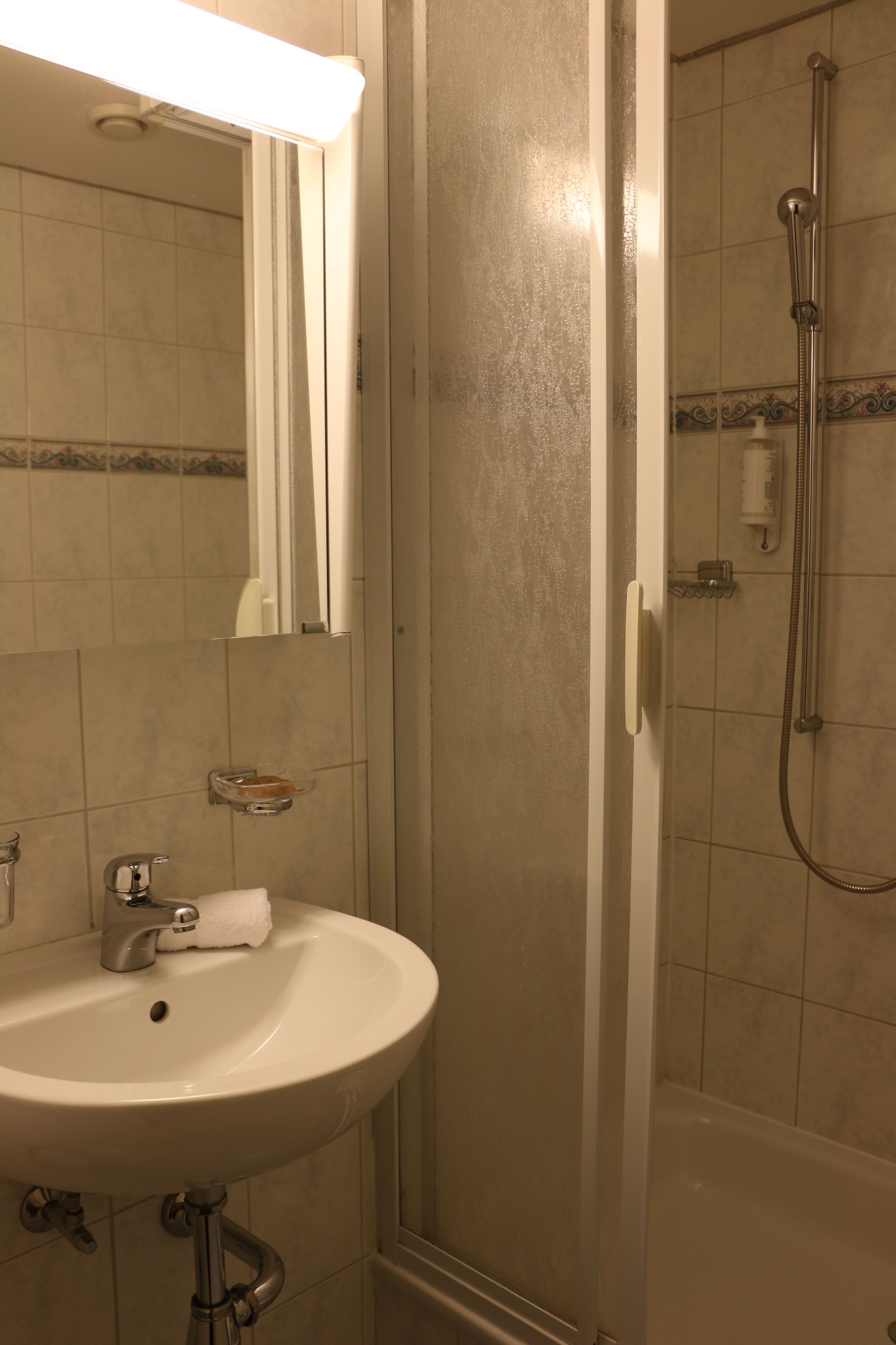 single room | bathroom | shower, free toiletries, towels