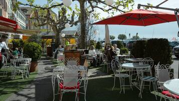 Serveert ontbijt, lunch en diner