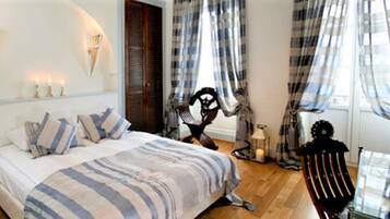 Superior tweepersoonskamer, gedeeltelijk uitzicht op meer | Luxe beddengoed, een bureau, verduisterende gordijnen, gratis wifi