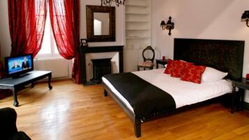 Suite, gedeeltelijk uitzicht op meer | Luxe beddengoed, een bureau, verduisterende gordijnen, gratis wifi