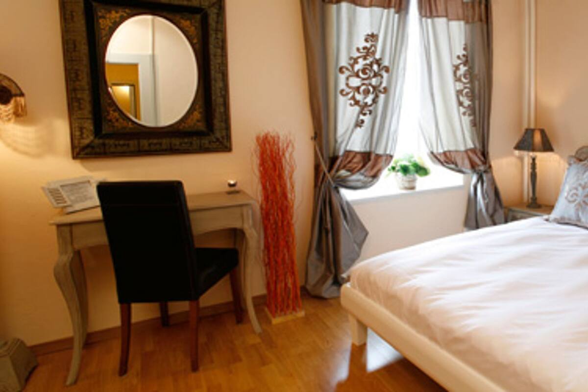 Ropa de cama de alta calidad, escritorio y cortinas blackout 