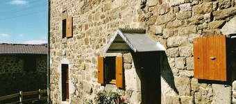 Charming 16th Century Cottage with Fireplace, Wifi, and Outdoor Games