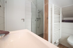 Shower, hair dryer, toilet paper - High quality & detached holiday home for up to 4 persons + baby (NEW BUILDING!) (Südbrookmerland)