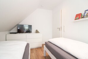 3 bedrooms, in-room safe, iron/ironing board, free WiFi - High quality & detached holiday home for up to 4 persons + baby (NEW BUILDING!) (Südbrookmerland)