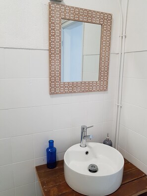 Combined shower/bathtub, hair dryer, towels, shampoo
