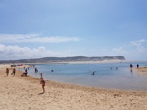 Una spiaggia nelle vicinanze