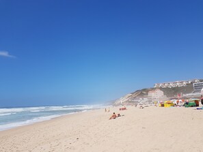 Una spiaggia nelle vicinanze